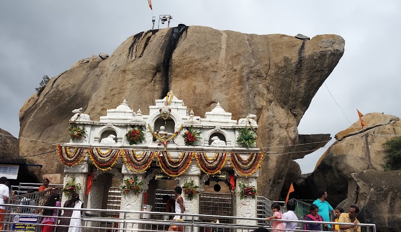 Shri Jenukallu Siddeshwara Swamy Gudi Betta Hassan